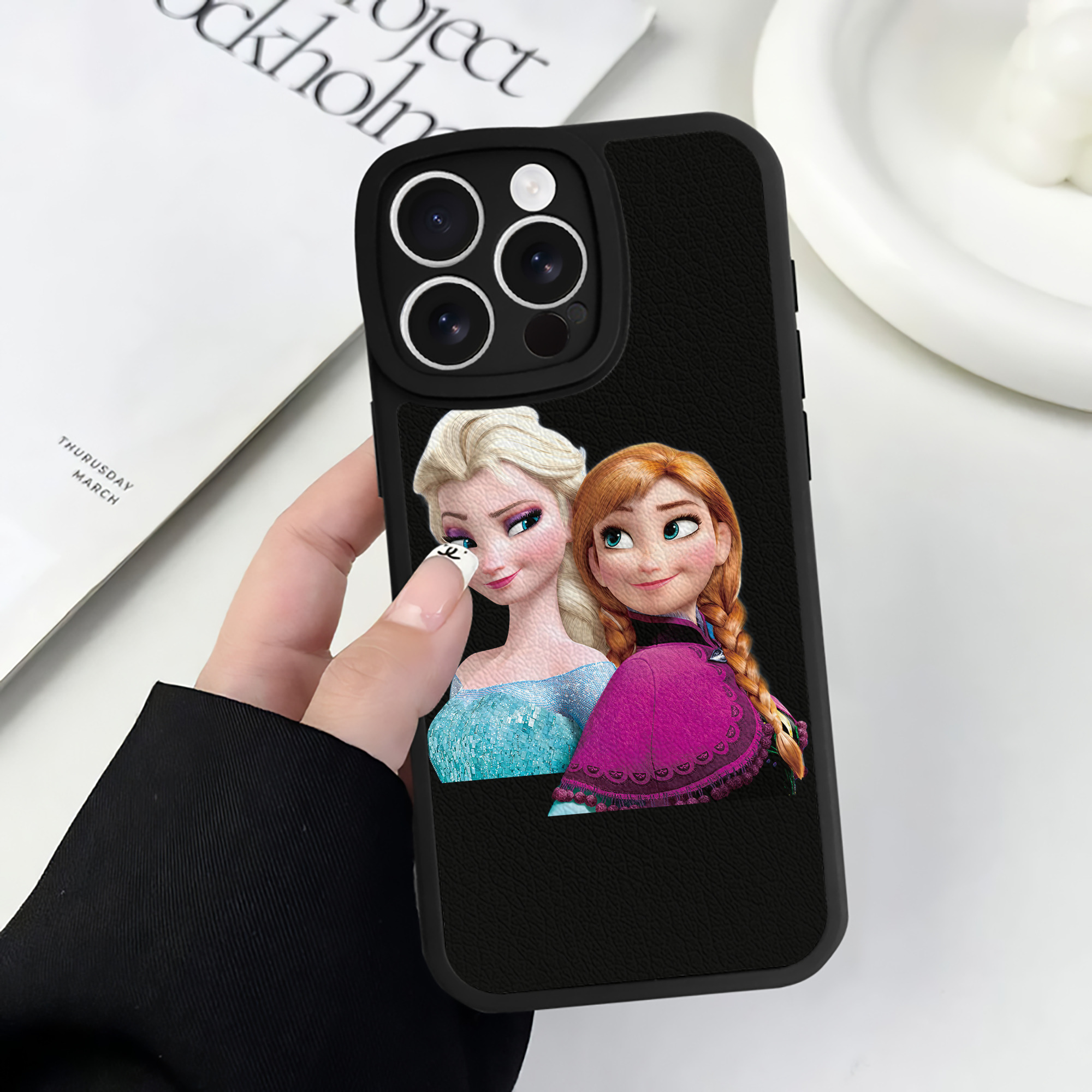 （画像用） アナと雪の女王 アンナ エルサ Frozen Anna Elsa 【iPhone 16シリーズ対応】シリコンスマホケース（レザー調） 材質：シリコン